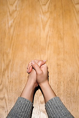 포토 JPG 스튜디오촬영 기독교 실내 한명 신체부위 하이앵글 믿음 한국인 양손 기도 예배 나무바닥 손모으기 찬양 숭배 플랫레이 국내포토 1 손 감정 종교 뷰포인트 바닥 사람 동양인 손짓 내부 플랫 파일형식