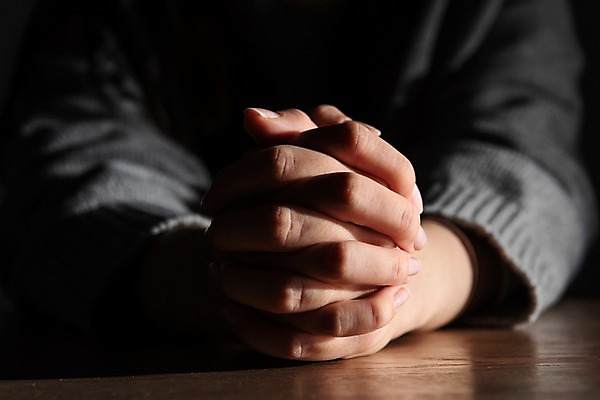 포토 JPG 스튜디오촬영 기독교 검은배경 실내 한명 근접촬영 신체부위 믿음 한국인 양손 기도 예배 손모으기 찬양 숭배 국내포토 1 손 감정 종교 뷰포인트 백그라운드 사람 동양인 손짓 내부 검은색 파일형식