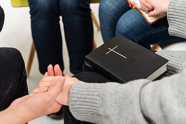 포토 JPG 스튜디오촬영 여자 남자 기독교 40대 중년 실내 여러명 20대 성인 신체부위 30대 믿음 손잡기 성경 한국인 양손 하반신 기도 예배 찬양 숭배 국내포토 손 감정 종교 다수 종교용품 모션 사람 동양인 청년 내부 장년 파일형식