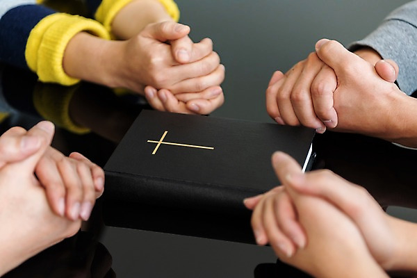 포토 JPG 스튜디오촬영 여자 남자 기독교 40대 중년 실내 여러명 20대 성인 신체부위 30대 믿음 성경 한국인 양손 기도 예배 손모으기 찬양 숭배 국내포토 손 감정 종교 다수 종교용품 사람 동양인 손짓 청년 내부 장년 파일형식