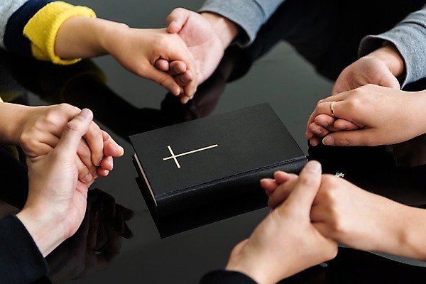 포토 JPG 스튜디오촬영 여자 남자 기독교 40대 중년 실내 여러명 20대 성인 신체부위 30대 믿음 손잡기 성경 한국인 양손 기도 예배 찬양 숭배 국내포토 손 감정 종교 다수 종교용품 모션 사람 동양인 청년 내부 장년 파일형식