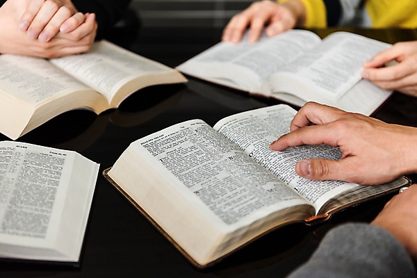 포토 JPG 스튜디오촬영 손 여자 남자 기독교 40대 중년 실내 20대 성인 신체부위 세명 30대 믿음 성경 한국인 양손 기도 가리킴 예배 손모으기 찬양 숭배 국내포토 감정 종교 종교용품 사람 동양인 손짓 청년 내부 장년 파일형식