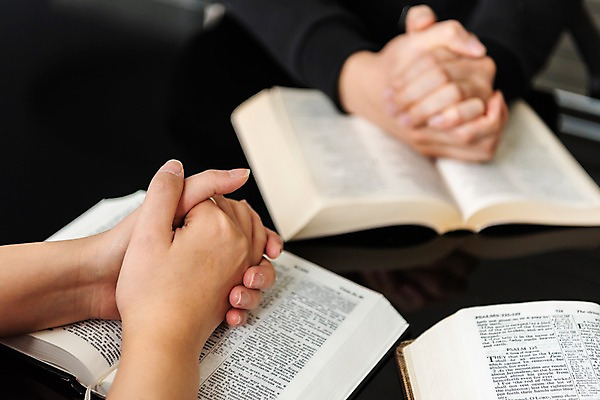 포토 JPG 스튜디오촬영 여자 남자 기독교 실내 20대 성인 두명 아웃포커스 신체부위 30대 믿음 성경 한국인 양손 기도 예배 손모으기 찬양 숭배 국내포토 손 감정 종교 종교용품 촬영기법 사람 동양인 손짓 청년 내부 장년 파일형식