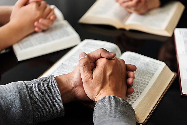 포토 JPG 스튜디오촬영 여자 남자 기독교 40대 중년 실내 20대 성인 신체부위 세명 30대 믿음 성경 한국인 양손 기도 예배 손모으기 찬양 숭배 국내포토 손 감정 종교 종교용품 사람 동양인 손짓 청년 내부 장년 파일형식