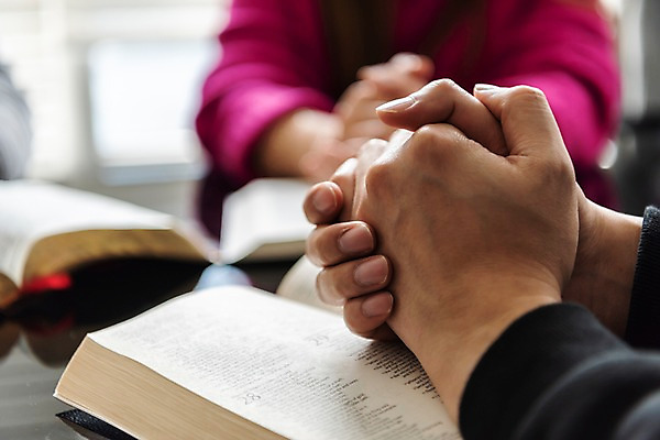 포토 JPG 스튜디오촬영 여자 남자 기독교 40대 중년 실내 성인 두명 아웃포커스 신체부위 30대 믿음 성경 한국인 양손 기도 예배 손모으기 찬양 숭배 국내포토 손 감정 종교 종교용품 촬영기법 사람 동양인 손짓 내부 장년 파일형식