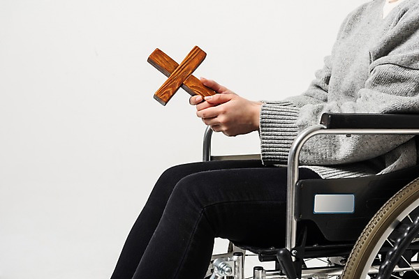 포토 JPG 스튜디오촬영 여자 기독교 십자가 실내 한명 들기 앉기 상반신 20대 성인 옆모습 신체부위 믿음 한국인 기도 장애인 휠체어 예배 찬양 숭배 성인여자한명만 국내포토 1 감정 종교 뷰포인트 모션 사람 동양인 청년 내부 장애 여자한명만 성인여자만 파일형식