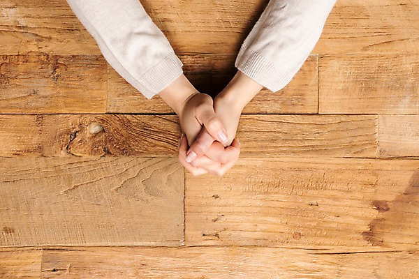 포토 JPG 스튜디오촬영 기독교 실내 한명 신체부위 하이앵글 믿음 한국인 양손 기도 예배 나무바닥 손모으기 찬양 숭배 플랫레이 국내포토 1 손 감정 종교 뷰포인트 바닥 사람 동양인 손짓 내부 플랫 파일형식