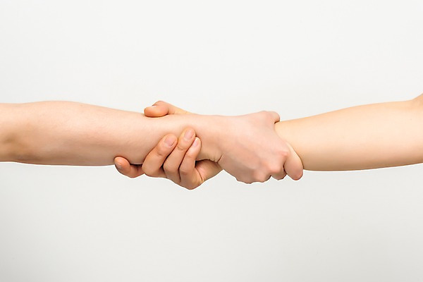 포토 JPG 스튜디오촬영 손 여자 남자 기독교 40대 중년 악수 실내 누끼 20대 성인 두명 신체부위 믿음 손잡기 한국인 기도 인사 예배 찬양 숭배 국내포토 감정 종교 모션 사람 동양인 손짓 청년 내부 예절 파일형식