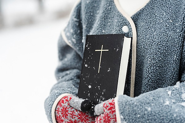 포토 JPG 주간 여자 기독교 겨울 한명 들기 상반신 20대 성인 야외 앞모습 신체부위 믿음 성경 한국인 양손 기도 눈 예배 찬양 숭배 성인여자한명만 국내포토 자연요소 1 손 계절 감정 종교 뷰포인트 종교용품 모션 날씨 사람 동양인 청년 여자한명만 성인여자만 파일형식