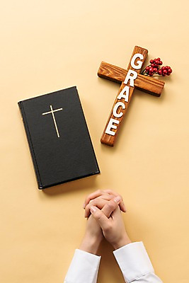 포토 JPG 스튜디오촬영 열매 기독교 십자가 실내 한명 누끼 신체부위 하이앵글 믿음 성경 한국인 양손 기도 예배 손모으기 찬양 숭배 베이지색배경 플랫레이 국내포토 식물 1 손 감정 종교 뷰포인트 백그라운드 종교용품 사람 동양인 손짓 내부 플랫 베이지색 파일형식