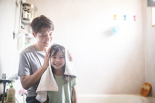 포토 JPG 응시 여자 남자 딸 어린이 40대 중년 욕조 실내 미소 사람 상반신 두명 앞모습 수건 한국인 잡기 가족라이프 아빠 즐거움 화장실 인천 돌봄 머리말리기 부녀 국내포토 라이프스타일 시선 감정 뷰포인트 가족 모션 한국 표정 동양인 성인 내부 위생용품 파일형식