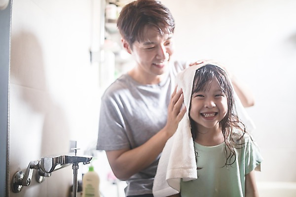 포토 JPG 응시 여자 남자 딸 어린이 40대 중년 실내 사람 상반신 두명 앞모습 수건 한국인 잡기 가족라이프 아빠 즐거움 화장실 인천 돌봄 머리말리기 부녀 국내포토 라이프스타일 시선 감정 뷰포인트 가족 모션 한국 동양인 성인 내부 위생용품 파일형식