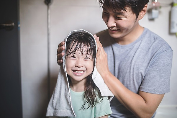 포토 JPG 응시 여자 남자 딸 어린이 40대 중년 실내 미소 사람 상반신 두명 앞모습 수건 한국인 잡기 가족라이프 아빠 즐거움 화장실 인천 돌봄 머리말리기 부녀 국내포토 라이프스타일 시선 감정 뷰포인트 가족 모션 한국 표정 동양인 성인 내부 위생용품 파일형식