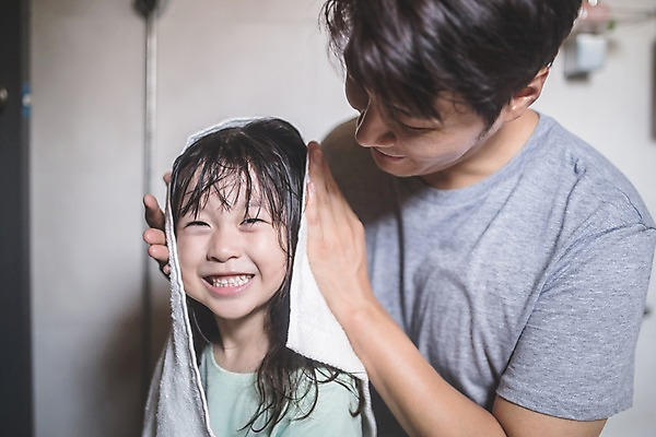 포토 JPG 응시 여자 남자 딸 어린이 40대 중년 실내 웃음 사람 상반신 두명 옆모습 수건 한국인 잡기 가족라이프 아빠 즐거움 화장실 인천 돌봄 머리말리기 부녀 국내포토 라이프스타일 시선 감정 뷰포인트 가족 모션 한국 표정 동양인 성인 내부 위생용품 파일형식