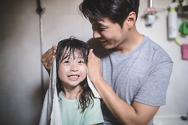 포토 JPG 응시 여자 남자 딸 어린이 40대 중년 실내 미소 사람 상반신 두명 앞모습 수건 한국인 잡기 가족라이프 아빠 화장실 인천 돌봄 머리말리기 부녀 국내포토 라이프스타일 시선 뷰포인트 가족 모션 한국 표정 동양인 성인 내부 위생용품 파일형식