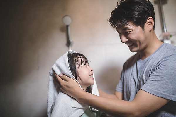 포토 JPG 응시 여자 남자 딸 어린이 40대 중년 실내 미소 사람 상반신 두명 옆모습 수건 마주보기 한국인 가족라이프 아빠 즐거움 화장실 인천 돌봄 머리말리기 부녀 국내포토 라이프스타일 시선 감정 뷰포인트 가족 모션 한국 표정 동양인 성인 내부 위생용품 파일형식