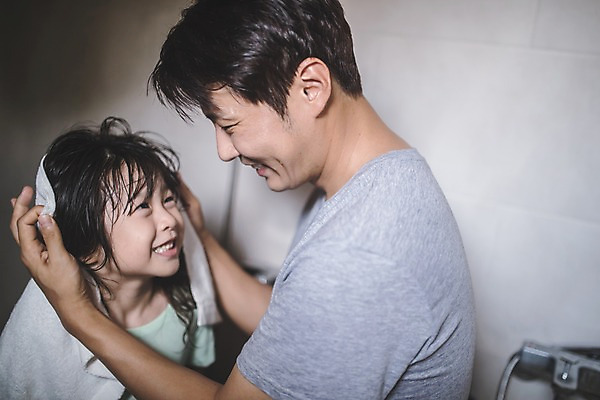 포토 JPG 응시 여자 남자 딸 어린이 40대 중년 실내 미소 사람 상반신 두명 옆모습 수건 마주보기 한국인 가족라이프 아빠 즐거움 화장실 인천 돌봄 머리말리기 부녀 국내포토 라이프스타일 시선 감정 뷰포인트 가족 모션 한국 표정 동양인 성인 내부 위생용품 파일형식