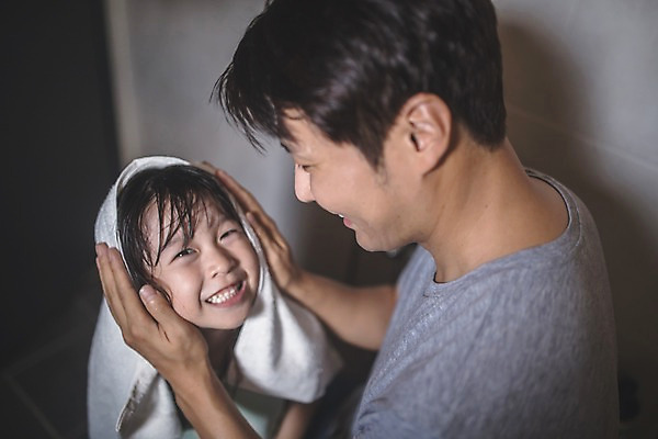 포토 JPG 응시 여자 남자 딸 어린이 40대 중년 실내 미소 사람 상반신 두명 옆모습 수건 한국인 가족라이프 아빠 즐거움 화장실 인천 돌봄 머리말리기 부녀 국내포토 라이프스타일 시선 감정 뷰포인트 가족 모션 한국 표정 동양인 성인 내부 위생용품 파일형식