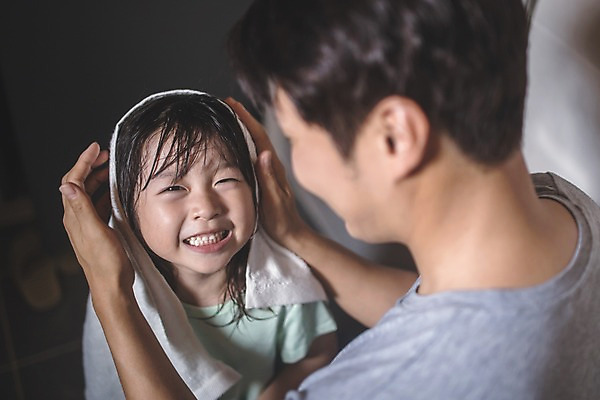 포토 JPG 응시 여자 남자 딸 어린이 40대 중년 실내 미소 사람 상반신 두명 앞모습 옆모습 하이앵글 수건 한국인 가족라이프 아빠 즐거움 화장실 인천 돌봄 머리말리기 부녀 국내포토 라이프스타일 시선 감정 뷰포인트 가족 모션 한국 표정 동양인 성인 내부 위생용품 파일형식