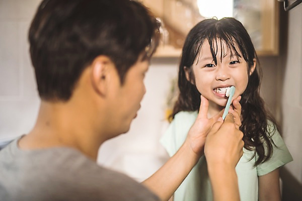 포토 JPG 응시 여자 남자 딸 어린이 40대 중년 실내 미소 사람 상반신 두명 앞모습 뒷모습 신체부위 한국인 양손 양치 잡기 가족라이프 도움 아빠 칫솔 화장실 인천 돌봄 부녀 국내포토 라이프스타일 손 시선 뷰포인트 컨셉 가족 모션 한국 표정 동양인 성인 내부 위생용품 청결 파일형식