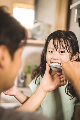 포토 JPG 응시 여자 남자 딸 어린이 40대 중년 실내 사람 상반신 두명 앞모습 뒷모습 아웃포커스 신체부위 한국인 양손 양치 가족라이프 도움 아빠 칫솔 화장실 인천 돌봄 부녀 국내포토 라이프스타일 손 시선 뷰포인트 컨셉 가족 모션 한국 촬영기법 동양인 성인 내부 위생용품 청결 파일형식