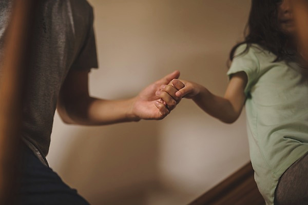 포토 JPG 응시 여자 남자 딸 어린이 40대 중년 실내 서기 사람 상반신 두명 옆모습 신체부위 계단 손잡기 한국인 양손 잡기 가족라이프 아빠 오르기 인천 돌봄 부녀 국내포토 라이프스타일 손 시선 뷰포인트 가족 모션 한국 동양인 성인 내부 파일형식