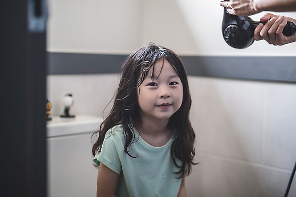 포토 JPG 응시 여자 남자 딸 어린이 40대 중년 실내 서기 미소 사람 앉기 상반신 두명 옆모습 신체부위 한국인 양손 가족라이프 아빠 편안함 드라이어 화장실 인천 돌봄 머리말리기 부녀 국내포토 라이프스타일 손 시선 뷰포인트 가족 모션 한국 표정 동양인 성인 내부 미용용품 감각 파일형식