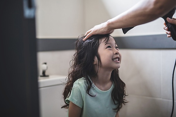 포토 JPG 손 응시 여자 남자 딸 어린이 40대 중년 실내 서기 미소 사람 앉기 상반신 두명 옆모습 신체부위 한국인 가족라이프 아빠 편안함 드라이어 화장실 인천 돌봄 머리말리기 부녀 국내포토 라이프스타일 시선 뷰포인트 가족 모션 한국 표정 동양인 성인 내부 미용용품 감각 파일형식