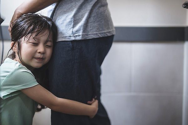 포토 JPG 여자 남자 딸 어린이 40대 중년 실내 서기 미소 사람 앉기 상반신 두명 옆모습 눈감음 기댐 한국인 하반신 잡기 가족라이프 아빠 편안함 드라이어 화장실 인천 돌봄 머리말리기 부녀 국내포토 라이프스타일 뷰포인트 가족 모션 한국 표정 동양인 성인 내부 미용용품 감각 파일형식