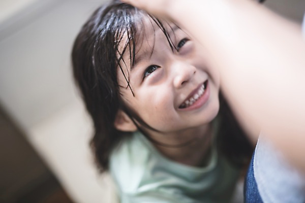 포토 JPG 손 응시 여자 남자 딸 얼굴 어린이 40대 중년 집안 미소 사람 앉기 근접촬영 상반신 두명 일상 신체부위 하이앵글 한국인 올려보기 가족라이프 아빠 편안함 화장실 인천 머리말리기 부녀 국내포토 라이프스타일 시선 뷰포인트 가족 모션 한국 실내 표정 동양인 성인 라이프 감각 파일형식