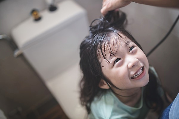 포토 JPG 손 응시 여자 남자 딸 얼굴 어린이 40대 중년 집안 서기 미소 웃음 사람 앉기 근접촬영 상반신 두명 일상 신체부위 하이앵글 한국인 올려보기 잡기 가족라이프 아빠 편안함 드라이어 화장실 인천 머리말리기 부녀 국내포토 라이프스타일 시선 뷰포인트 가족 모션 한국 실내 표정 동양인 성인 라이프 미용용품 감각 파일형식