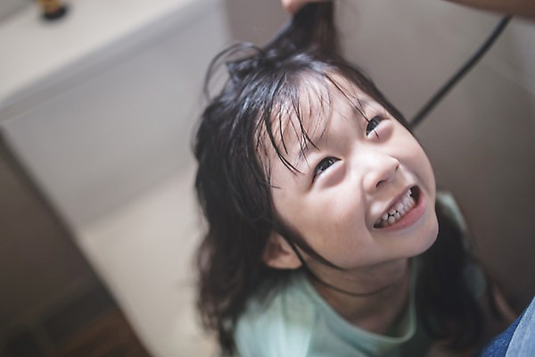 포토 JPG 응시 여자 남자 딸 얼굴 어린이 40대 중년 집안 미소 웃음 사람 앉기 근접촬영 상반신 두명 일상 하이앵글 한국인 올려보기 잡기 가족라이프 아빠 편안함 드라이어 인천 머리말리기 부녀 국내포토 라이프스타일 시선 뷰포인트 가족 모션 한국 실내 표정 동양인 성인 라이프 신체부위 미용용품 감각 파일형식