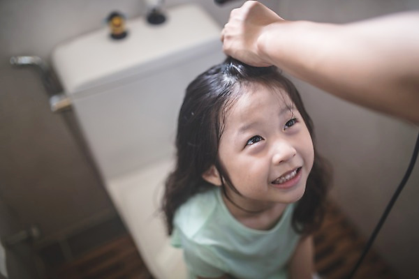 포토 JPG 손 응시 여자 남자 딸 어린이 40대 중년 집안 서기 미소 사람 앉기 상반신 두명 일상 신체부위 하이앵글 한국인 잡기 가족라이프 아빠 편안함 드라이어 화장실 인천 머리말리기 부녀 국내포토 라이프스타일 시선 뷰포인트 가족 모션 한국 실내 표정 동양인 성인 라이프 미용용품 감각 파일형식