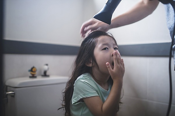 포토 JPG 손 응시 여자 남자 딸 어린이 40대 중년 집안 사람 앉기 상반신 두명 일상 옆모습 신체부위 한국인 잡기 가족라이프 아빠 졸음 드라이어 화장실 하품 인천 머리말리기 부녀 국내포토 라이프스타일 시선 감정 뷰포인트 가족 모션 한국 실내 동양인 성인 라이프 미용용품 생리현상 파일형식