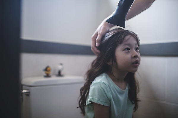 포토 JPG 손 응시 여자 남자 딸 어린이 40대 중년 집안 사람 앉기 상반신 두명 일상 옆모습 신체부위 한국인 잡기 가족라이프 아빠 드라이어 화장실 인천 머리말리기 부녀 국내포토 라이프스타일 시선 뷰포인트 가족 모션 한국 실내 동양인 성인 라이프 미용용품 파일형식