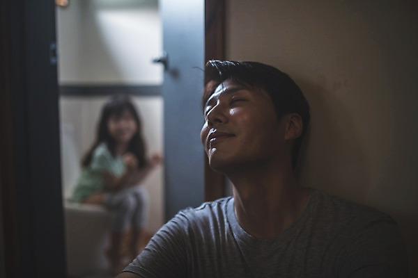 포토 JPG 전신 응시 여자 남자 딸 어린이 40대 중년 집안 미소 사람 앉기 상반신 두명 일상 앞모습 옆모습 문 눈감음 한국인 가족라이프 기다림 아빠 지루함 화장실 변기 인천 용변 부녀 국내포토 라이프스타일 시선 감정 뷰포인트 가족 모션 한국 실내 표정 동양인 성인 라이프 파일형식