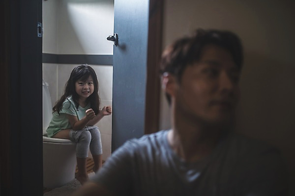 포토 JPG 전신 응시 여자 남자 딸 어린이 40대 중년 집안 사람 앉기 상반신 두명 일상 앞모습 옆모습 문 힘 주먹 한국인 가족라이프 기다림 아빠 화장실 변기 인천 용변 부녀 국내포토 라이프스타일 시선 뷰포인트 가족 모션 한국 실내 동양인 성인 라이프 파일형식