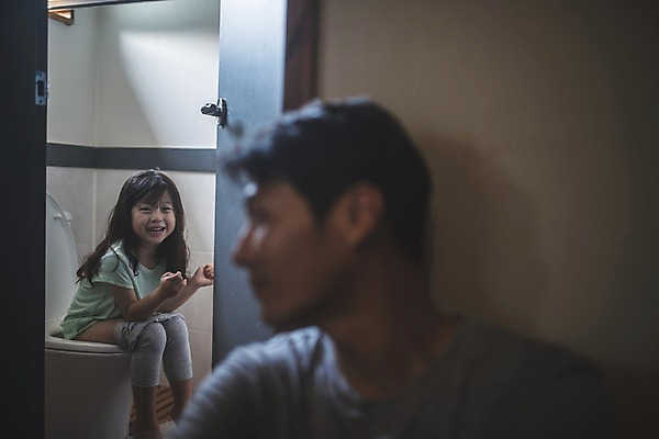 포토 JPG 전신 응시 여자 남자 딸 어린이 40대 중년 집안 미소 사람 앉기 상반신 두명 일상 앞모습 옆모습 힘 한국인 가족라이프 기다림 아빠 화장실 변기 인천 용변 부녀 국내포토 라이프스타일 시선 뷰포인트 가족 모션 한국 실내 표정 동양인 성인 라이프 파일형식