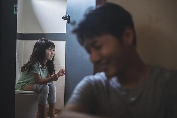 포토 JPG 전신 응시 여자 남자 딸 어린이 40대 중년 집안 미소 사람 앉기 상반신 두명 일상 앞모습 옆모습 힘 한국인 가족라이프 기다림 아빠 화장실 변기 인천 용변 부녀 국내포토 라이프스타일 시선 뷰포인트 가족 모션 한국 실내 표정 동양인 성인 라이프 파일형식