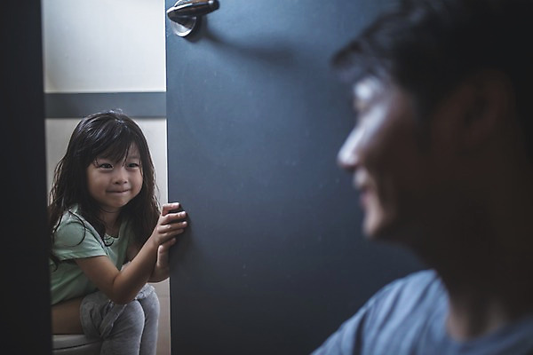 포토 JPG 응시 여자 남자 딸 어린이 40대 중년 집안 미소 사람 앉기 상반신 두명 일상 옆모습 문 한국인 잡기 가족라이프 기다림 아빠 화장실 변기 인천 용변 부녀 국내포토 라이프스타일 시선 뷰포인트 가족 모션 한국 실내 표정 동양인 성인 라이프 파일형식