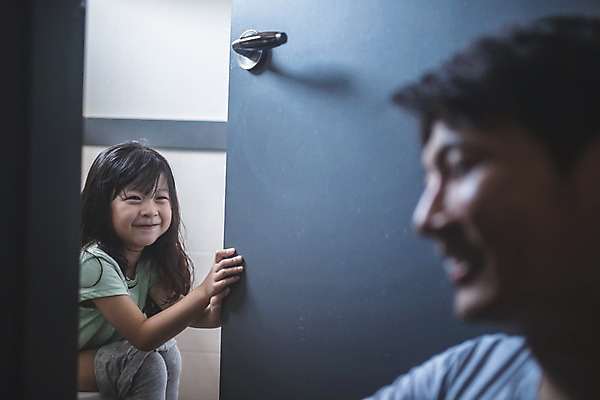 포토 JPG 응시 여자 남자 딸 어린이 40대 중년 집안 미소 사람 앉기 상반신 두명 일상 옆모습 문 한국인 잡기 가족라이프 기다림 아빠 화장실 변기 인천 용변 부녀 국내포토 라이프스타일 시선 뷰포인트 가족 모션 한국 실내 표정 동양인 성인 라이프 파일형식