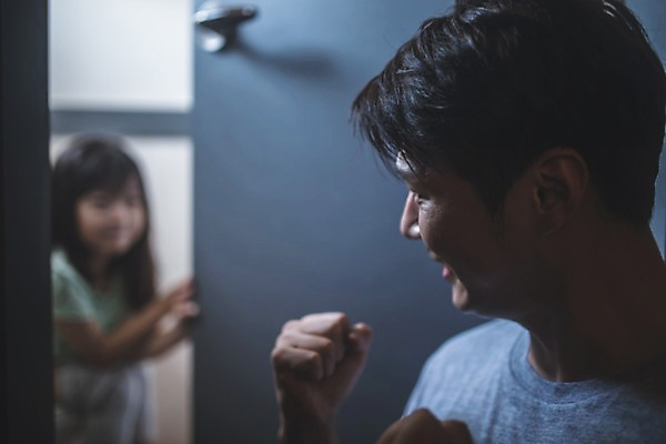 포토 JPG 응시 여자 남자 딸 어린이 40대 중년 응원 집안 미소 사람 앉기 상반신 두명 일상 옆모습 문 파이팅 주먹 한국인 가족라이프 기다림 아빠 화장실 변기 인천 용변 부녀 국내포토 라이프스타일 시선 뷰포인트 가족 모션 한국 실내 표정 동양인 성인 라이프 파일형식