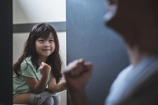 포토 JPG 응시 여자 남자 딸 어린이 40대 중년 응원 집안 미소 사람 앉기 상반신 두명 일상 옆모습 문 파이팅 주먹 한국인 가족라이프 기다림 아빠 화장실 변기 인천 용변 부녀 국내포토 라이프스타일 시선 뷰포인트 가족 모션 한국 실내 표정 동양인 성인 라이프 파일형식