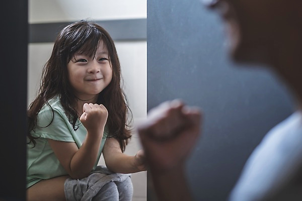 포토 JPG 응시 여자 남자 딸 어린이 40대 중년 응원 집안 미소 사람 앉기 상반신 두명 일상 옆모습 문 파이팅 주먹 한국인 가족라이프 기다림 아빠 화장실 변기 인천 용변 부녀 국내포토 라이프스타일 시선 뷰포인트 가족 모션 한국 실내 표정 동양인 성인 라이프 파일형식