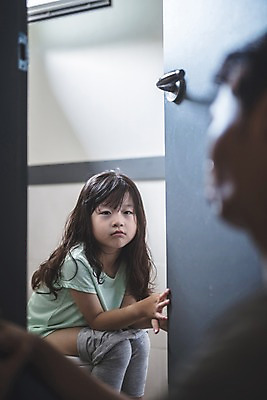 포토 JPG 응시 여자 남자 딸 어린이 40대 중년 집안 사람 앉기 상반신 두명 일상 옆모습 문 한국인 가족라이프 기다림 아빠 지루함 화장실 변기 인천 용변 부녀 국내포토 라이프스타일 시선 감정 뷰포인트 가족 모션 한국 실내 동양인 성인 라이프 파일형식