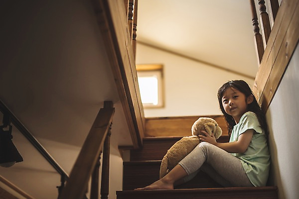 포토 JPG 전신 응시 여자 어린이 로우앵글 집안 실내 한명 미소 사람 앉기 일상 옆모습 계단 한국인 잡기 인천 강아지인형 소녀한명만 국내포토 1 시선 인형 뷰포인트 모션 한국 표정 동양인 내부 라이프 여자한명만 소녀만 파일형식