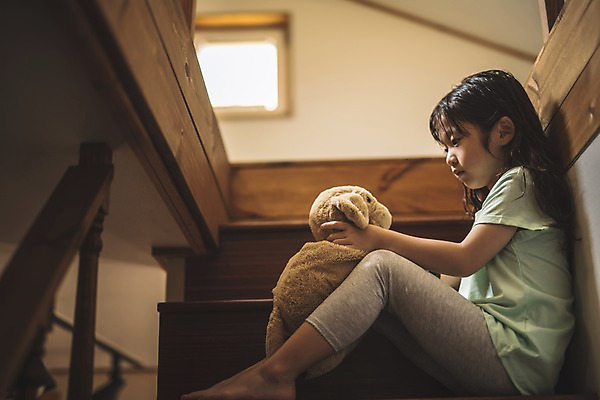 포토 JPG 전신 응시 여자 딸 어린이 실내 한명 사람 앉기 일상 옆모습 마주보기 계단 한국인 잡기 인천 강아지인형 소녀한명만 국내포토 1 시선 인형 뷰포인트 가족 모션 한국 동양인 내부 라이프 여자한명만 소녀만 파일형식