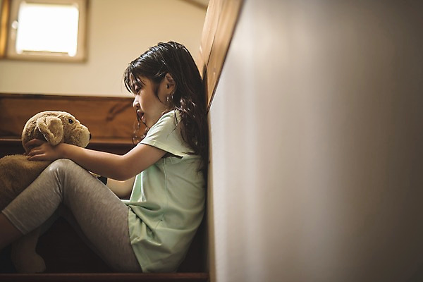 포토 JPG 응시 여자 딸 어린이 인형 집안 실내 한명 사람 앉기 상반신 일상 옆모습 마주보기 계단 한국인 잡기 인천 강아지인형 소녀한명만 국내포토 1 시선 뷰포인트 가족 모션 한국 동양인 내부 라이프 여자한명만 소녀만 파일형식