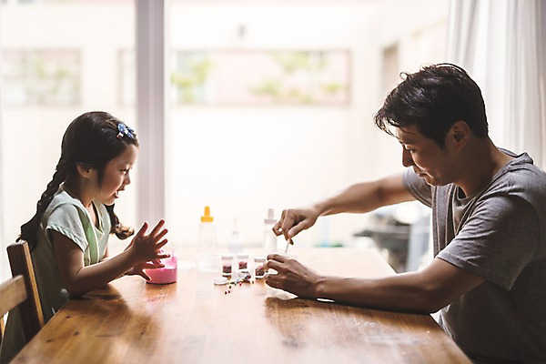 포토 JPG 주간 여자 남자 딸 어린이 40대 중년 재료 놀이 탁자 집안 실내 미소 사람 앉기 상반신 두명 일상 옆모습 한국인 잡기 가족라이프 아빠 창가 즐거움 신기함 만들기 마주앉기 인천 부녀 슬라임 국내포토 자연요소 라이프스타일 감정 뷰포인트 가구 컨셉 창문 가족 모션 한국 표정 동양인 성인 내부 라이프 장난감 파일형식