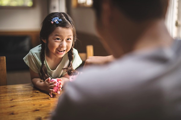 포토 JPG 주간 응시 여자 남자 딸 어린이 40대 중년 재료 놀이 탁자 집안 실내 웃음 사람 상반신 두명 일상 앞모습 뒷모습 아웃포커스 마주보기 한국인 가족라이프 아빠 즐거움 만들기 마주앉기 인천 부녀 슬라임 국내포토 자연요소 라이프스타일 시선 감정 뷰포인트 가구 가족 모션 한국 촬영기법 표정 앉기 동양인 성인 내부 라이프 장난감 파일형식